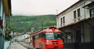 devil's nose train station in Alausi